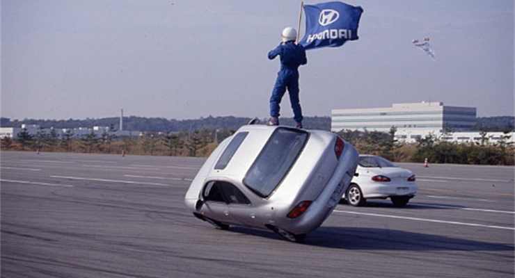 Hyundai Avante Daring Stunt with Flag