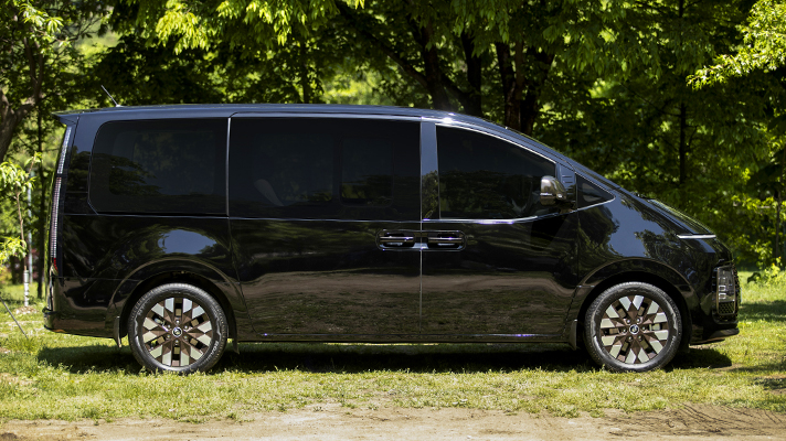 Hyundai Staria side view